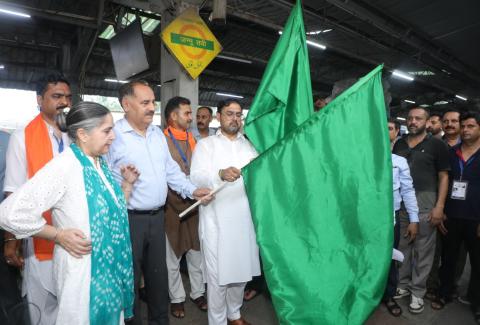 Somnath Swabhiman Yatra Flagged Off from Jammu Tawi by Shri Satish Sharma, Hon’ble Cabinet Minister, J&K, with 140 Devotees